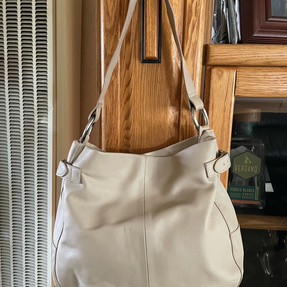 Elegant Cream Leather Shoulder Bag - Picture 6 of 12